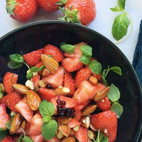 Recipe Strawberry salad with basil, almonds and Black Pearls of Balsamic Vinegar