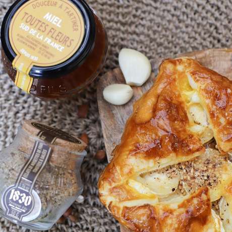 Recipe Feuilleté chèvre-miel aux éclats de noisettes toastées au sel