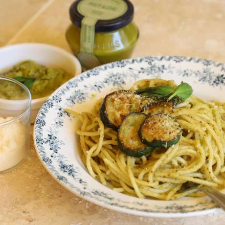 Recipe Spaghetti with pistachio pesto and courgette
