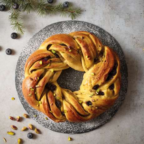 Recipe Braided crown with pistachio and blueberry