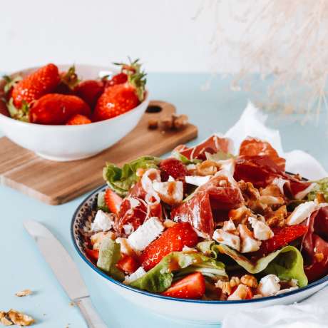 Recipe Salad with goat cheese, pata negra and strawberries by Maison Brémond
