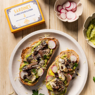 Toast aux avocats et sardines