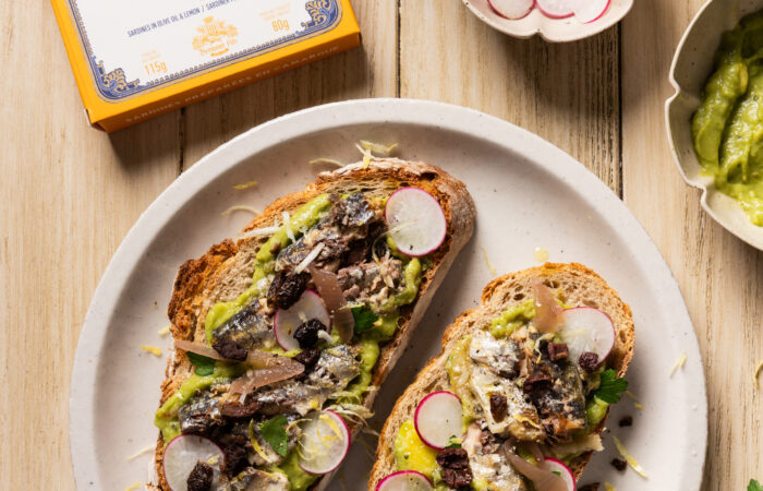 Toast aux avocats et sardines