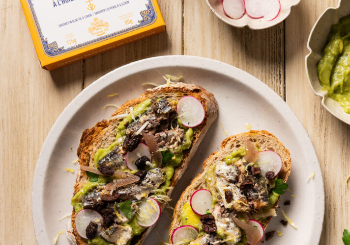 Toast aux avocats et sardines